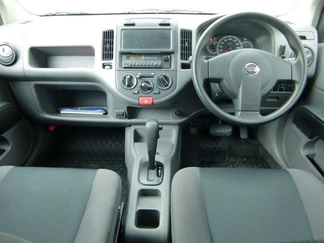 Nissan AD Interior